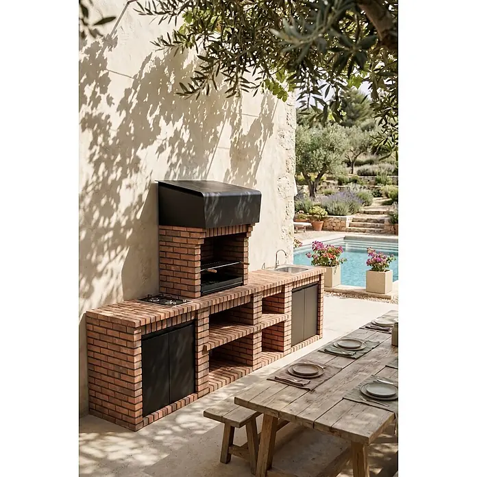 Movelar Volterra Holzkohlegrill - Grillfläche (B x T): 76,5 x 44 cm, Braun - Eine Outdoor-Küche und Grillstelle aus rotem Ziegelstein mit schwarzen Metallschränken und Grill, neben einem Holztisch am Pool.