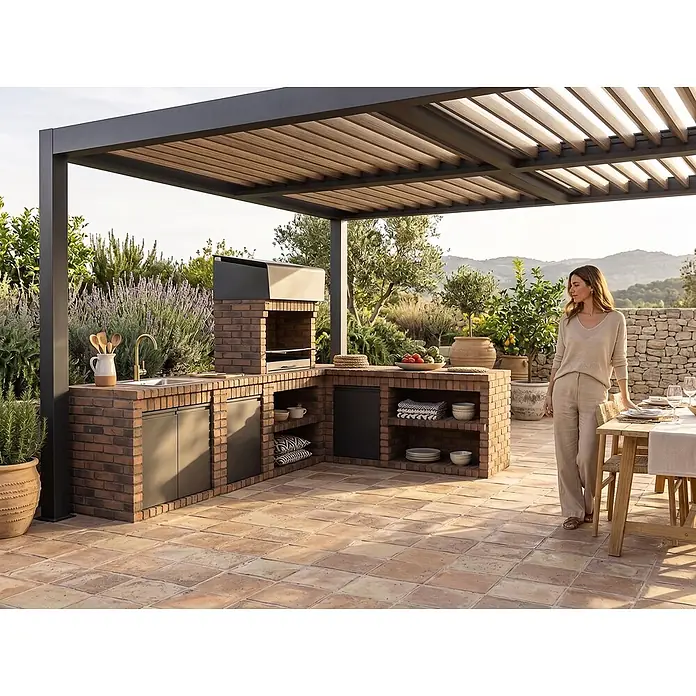 Movelar Volterra Holzkohlegrill - Grillfläche (B x T): 76,5 x 44 cm, Braun - Outdoor-Küche aus Ziegelstein mit dunkelgrauen Elementen unter einer Pergola mit Holzlamellen, neben einem Essbereich.