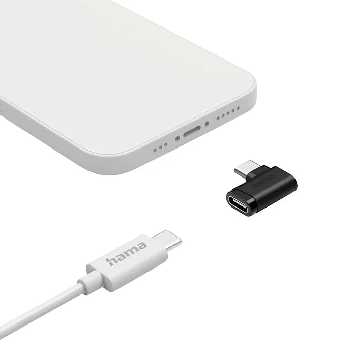 Hama USB-Adapter 1x USB-C Buchse - 1x USB-C Stecker 90° nach links gewinkelt - Schwarz - Weißes Smartphone, weißes USB-C-Kabel und schwarzer L-förmiger USB-C-Adapter. Kabel und Adapter bereit zur Verbindung mit dem Smartphone.