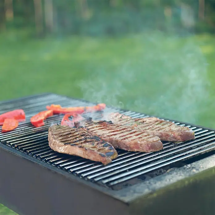 ECD Germany Grillrost Grillplatte 54x34cm Rechteckig für Gasgrill Holzkohlegrill Feuerstelle -  - Drei Steaks und rote Paprika grillen auf einem dunklen Metallgrill mit Rauch.