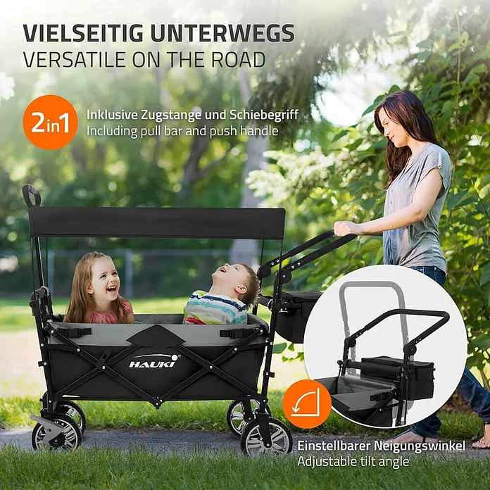Hauki Bollerwagen Handwagen Transportwagen faltbar klappbar mit Bremse Dach und Tasche - L x B x H: 196 x 56 x 99 cm - Ein schwarzer und grauer Faltwagen mit Kindern, von einer Frau geschoben. Verfügt über Zugstange, Schiebegriff und einstellbaren Neigungswinkel.