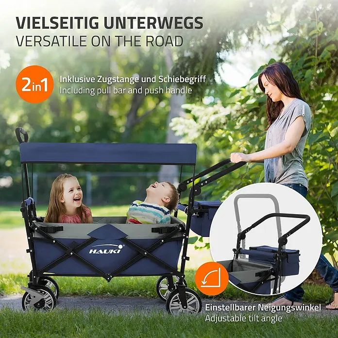 Hauki Bollerwagen Handwagen Transportwagen faltbar klappbar mit Bremse Dach und Tasche - L x B x H: 196 x 56 x 99 cm - Ein blau/grauer Bollerwagen, geschoben von einer Frau mit zwei Kindern, zeigt seinen 2-in-1 Zug- und Schiebegriff.
