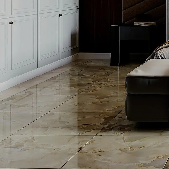 Feinsteinzeugfliese Onyx Freedom - 60 x 60 cm, Beige, Matt - Polierte beige und braune Bodenfliesen in Marmoroptik in einem Raum.
