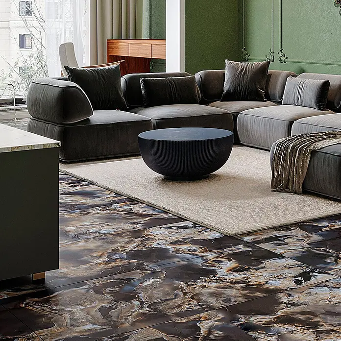 Feinsteinzeugfliese Onyx Freedom - 60 x 60 cm, Black, Matt - Geräumiges dunkelgraues Modulsofa mit rundem dunkelblauen gerippten Couchtisch auf hellem Teppich in modernem Wohnzimmer.