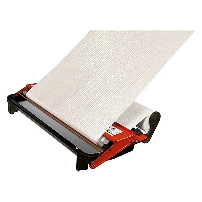 Lehnartz Kleistergerät Kleisterblitz Expert - Geeignet für: Euro Rollen 53 cm - Eine Nahaufnahme einer manuellen Fliesenschneidemaschine mit rotem Griff und einem weißen Blatt, das durch die Maschine geführt wird.