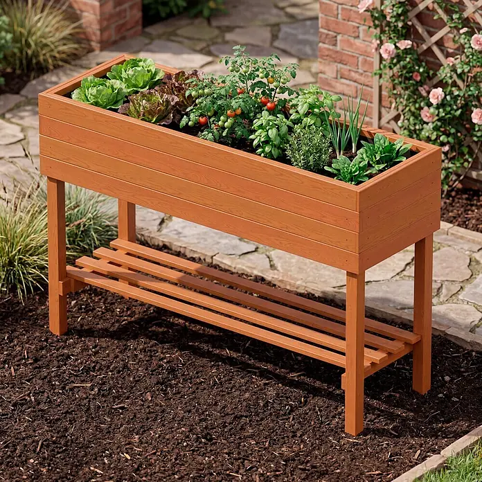 Dobar Hochbeet - L x B x H: 117 x 40 x 80 cm, Holz, Braun - Braunes Hochbeet aus Holz mit Pflanzen und Ablagefläche, in einem sonnigen Garten.