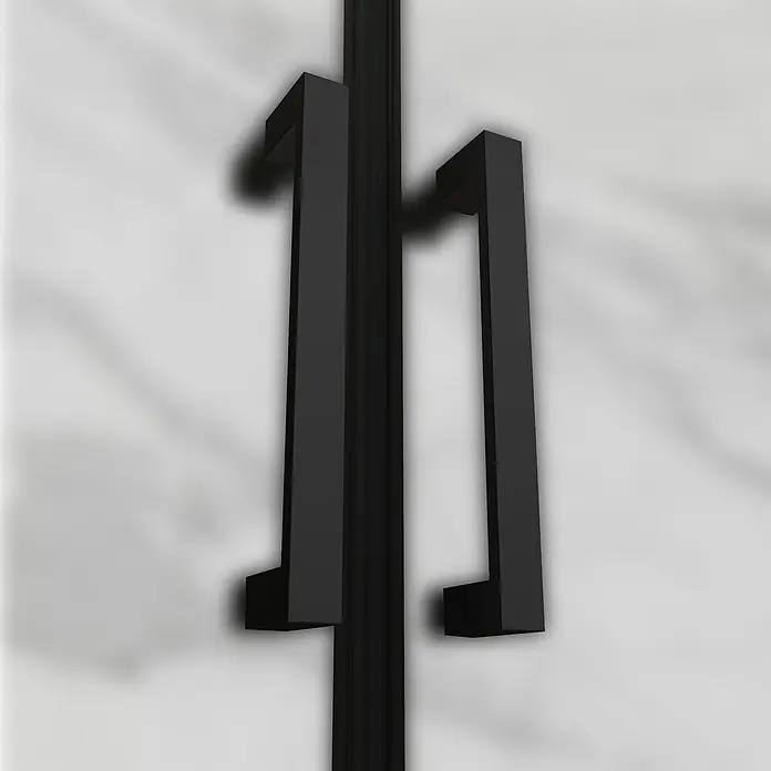 i-flair Dusch-Pendeltür NF98BL - 98 x 180 cm, Schwarz, Beschichtet, Glasstärke: 6 mm - Matte schwarze rechteckige Duschzuggriffe an einer Glasduschtür.