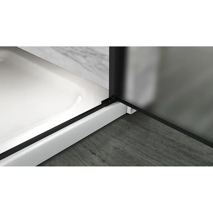 i-flair Dusch-Pendeltür NF98BL - 98 x 180 cm, Schwarz, Beschichtet, Glasstärke: 6 mm - Nahaufnahme einer weißen Duschwanne mit schwarz gerahmter Duschkabine vor Marmorwand und Holzboden.