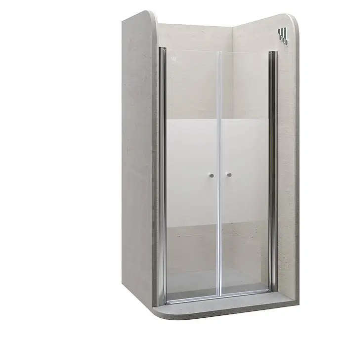 i-flair Dusch-Pendeltür DTMF84 - 84 x 185 cm, Silber, Beschichtet, Glasstärke: 6 mm - Glas-Duschkabine mit mattiertem Sichtschutzstreifen, Chromrahmen und Griffen, in einer hellgrauen Duschwandnische.