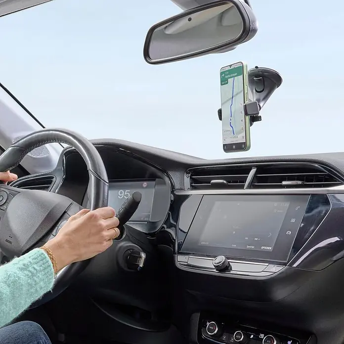 Hama Handyhalter 00201510 "Easy Snap" mit Saugnapf 360 Grad drehbar universal - Schwarz - Schwarzer Smartphone-Halter mit Saugnapf, hält ein Navigations-Handy an der Windschutzscheibe eines Autos.