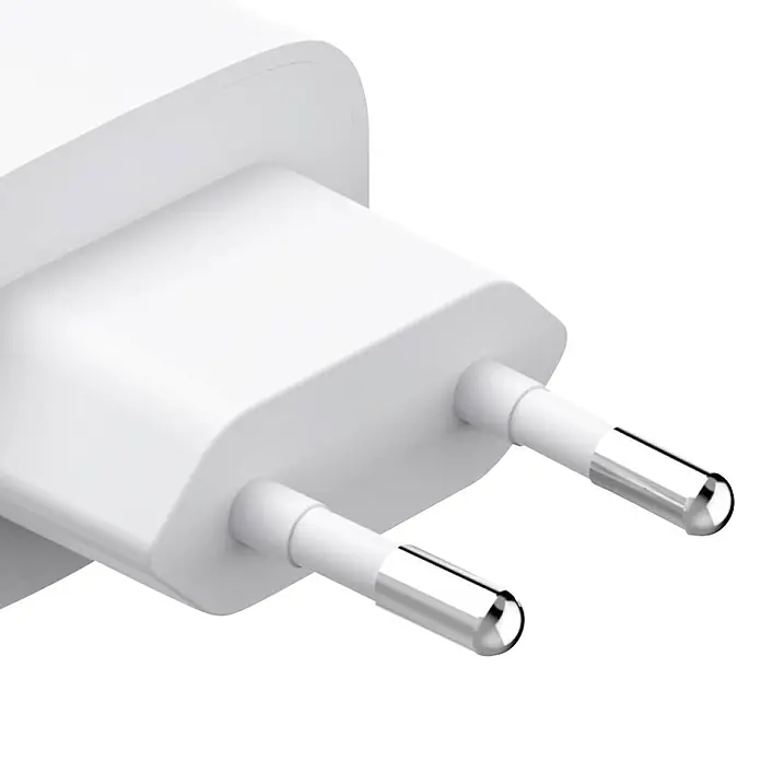 Hama Schnellladegerät 1X USB-C 1X USB-A - Weiß - Weißer Ladestecker mit zwei Metallstiften.