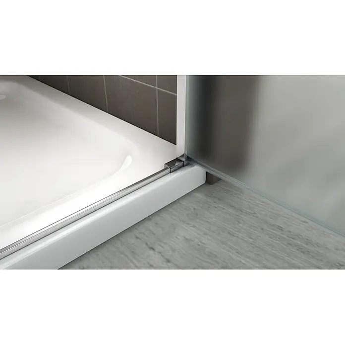 i-flair Dusch-Pendeltür NF80 - Silber, Beschichtet, Glasstärke: 6 mm - Nahaufnahme einer weißen Duschwanne mit Chromrahmen und matter Glasschiebetür, Teil einer Duschkabine.