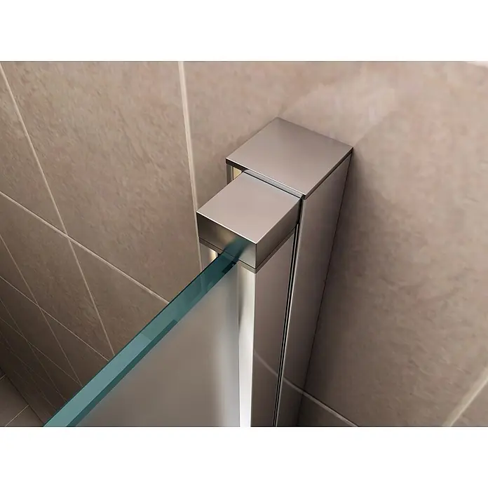 i-flair Dusch-Pendeltür NF80 - Silber, Beschichtet, Glasstärke: 6 mm - Nahaufnahme einer eleganten Duschkabinenhalterung aus gebürstetem Metall, die eine Glaswand an einer gefliesten Wand hält.