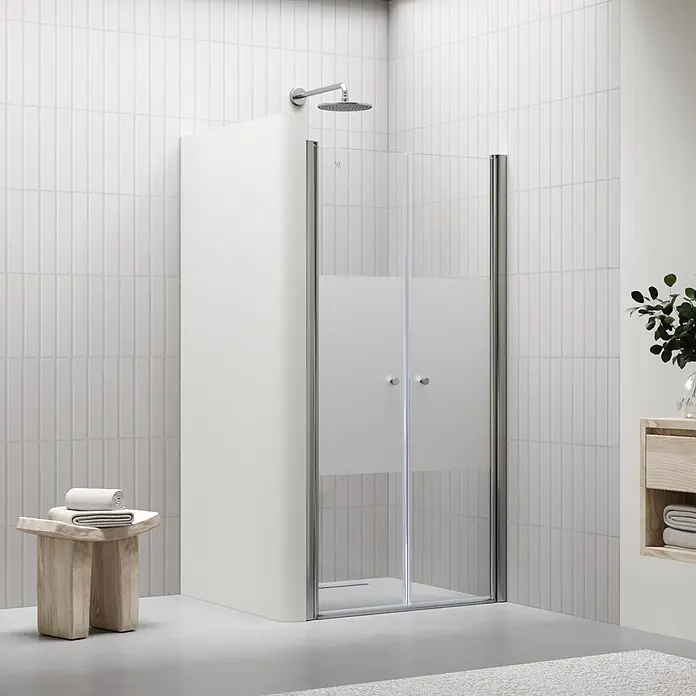 i-flair Dusch-Pendeltür DTMF72 - 72 x 195 cm, Silber, Beschichtet, Glasstärke: 6 mm - Eine moderne weiße Duschkabine mit mattierten Glastüren und Chromarmaturen.