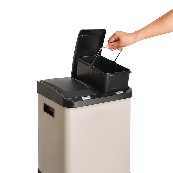 SVITA Standard Mülleimer 3XCOMBO - 32 l, Stahl, Taupe - Beiger Mülleimer mit zwei Fächern und schwarzem Deckel; eine Hand entnimmt einen schwarzen Innenbehälter.
