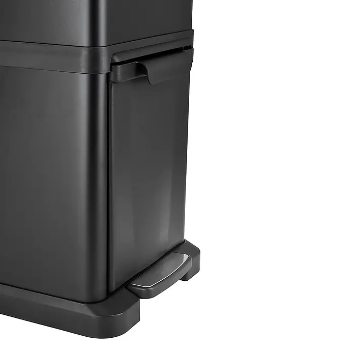 SVITA Standard-Mülleimer 3XCOMBO - 32 l, Stahl, Schwarz - Nahaufnahme eines schwarzen Mülleimers mit Fußpedal und Griff.