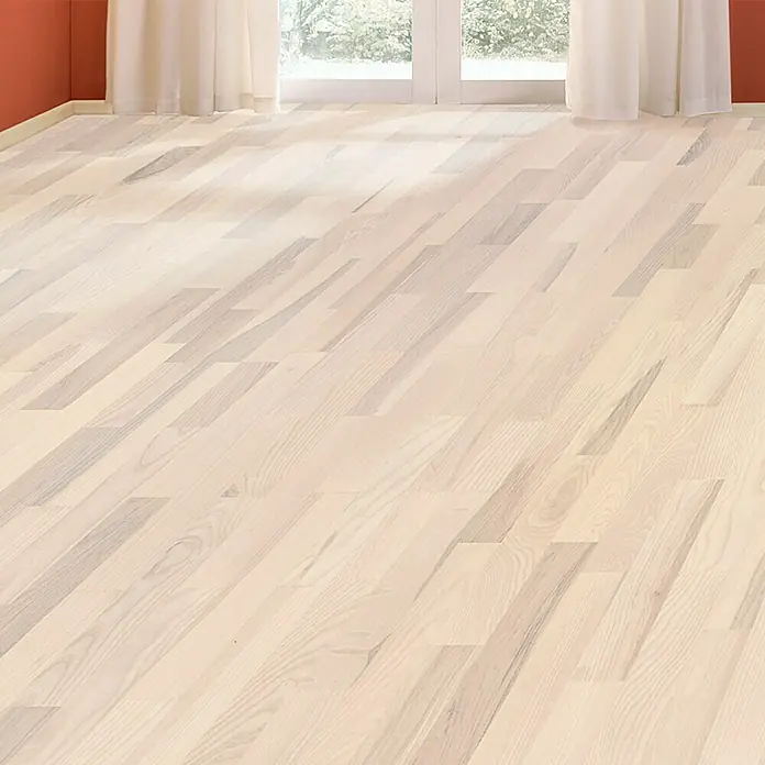 Living by Haro Parkettmuster Esche Weiß - 290 x 180 x 12 mm, Schiffsboden - Ein helles, modernes Zimmer mit einem eleganten, gebleichten Holzboden, der die natürliche Maserung betont. Ideal für ein minimalistisches Interieur.