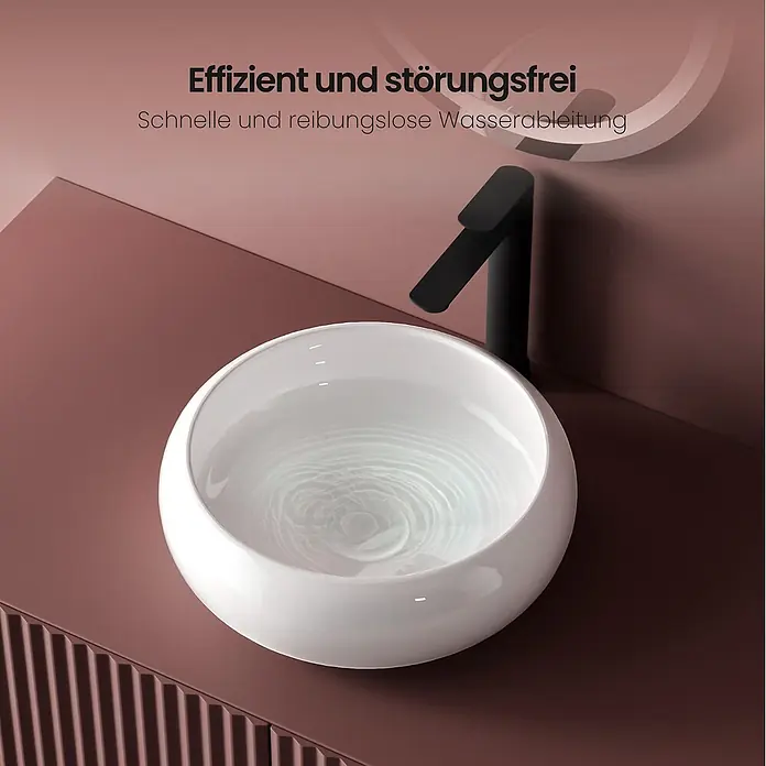 Emke Aufsatzwaschbecken CB11 - 364 x 364 mm, Hahnloch: Ohne, Ohne Überlauf, Weiß - Weißes, rundes Keramik-Aufsatzwaschbecken mit schwarzem Wasserhahn, gefüllt mit Wasser, auf einem dunkelrosa Waschtisch. Für effiziente Wasserableitung.