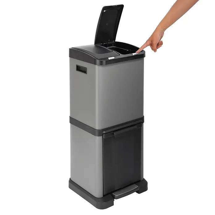 SVITA Standard Mülleimer 3XCOMBO - 32 l, Stahl, Grau - Grau-schwarzer zweistufiger Recyclingbehälter. Eine Hand drückt einen Knopf zum Öffnen des oberen Deckels; das untere Fach hat ein Fußpedal.