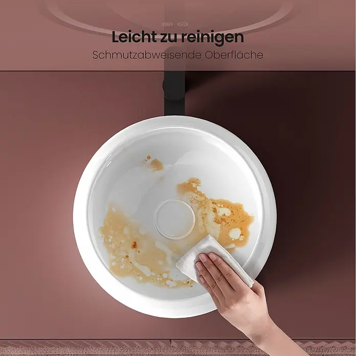 Emke Aufsatzwaschbecken CB11 - 364 x 364 mm, Hahnloch: Ohne, Ohne Überlauf, Weiß - Hand reinigt ein weißes Keramikwaschbecken mit einem Tuch, das die leicht zu reinigende Oberfläche zeigt.