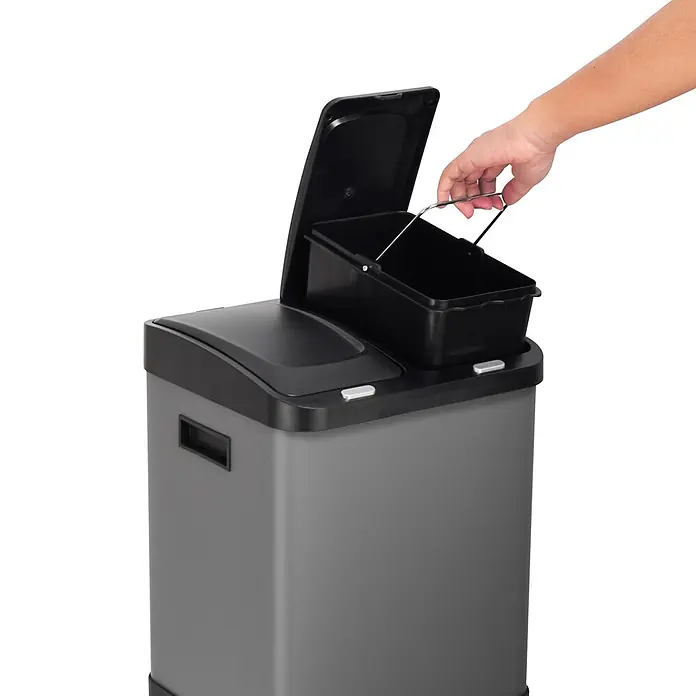 SVITA Standard Mülleimer 3XCOMBO - 32 l, Stahl, Grau - Grauer Abfalleimer mit zwei schwarzen Fächern. Eine Hand zieht einen herausnehmbaren schwarzen Inneneimer mit Metallgriff heraus.