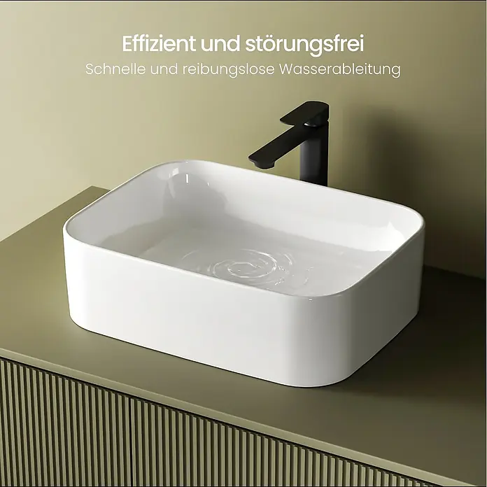 Emke Aufsatzwaschbecken CB09 - 505 x 380 mm, Hahnloch: Ohne, Ohne Überlauf, Weiß - Weißes rechteckiges Keramikwaschbecken mit matt schwarzem Wasserhahn, gefüllt mit Wasser, auf einem Waschtisch.