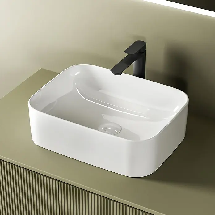 Emke Aufsatzwaschbecken CB09 - 505 x 380 mm, Hahnloch: Ohne, Ohne Überlauf, Weiß - Weißes, rechteckiges Aufsatzwaschbecken mit abgerundeten Ecken und schwarzem Wasserhahn für ein modernes Bad.