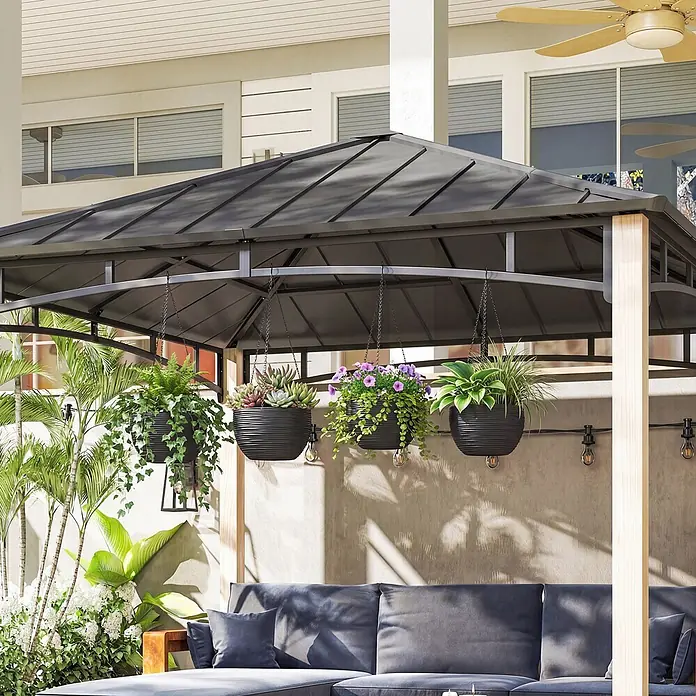 Outsunny Blumenampel - Außenmaß (Ø x H): 28 x 15 cm, Kunststoff, Schwarz - Dunkles Metallpavillon mit Pflanzen und Ecksofa darunter, schafft einen schattigen Wohnbereich im Freien.