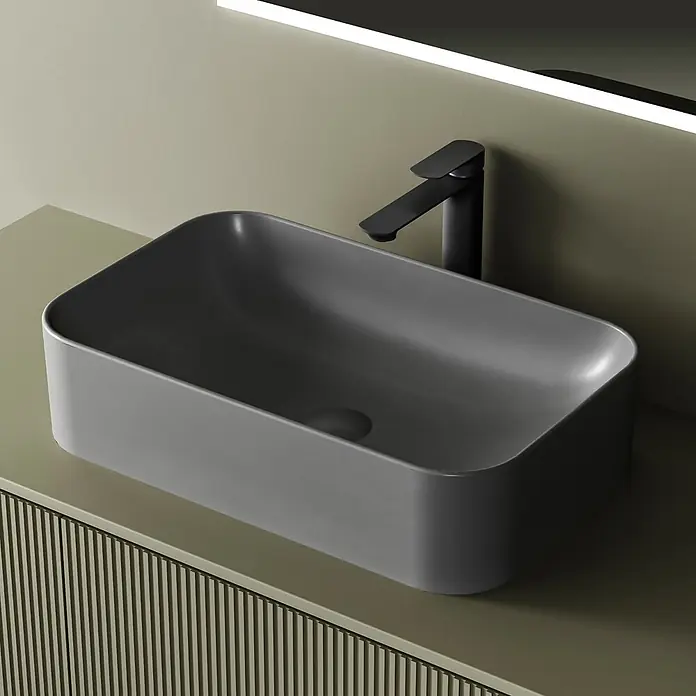 Emke Aufsatzwaschbecken CB09 - 605 x 380 mm, Hahnloch: Ohne, Ohne Überlauf, Dunkelgrau matt - Mattgraues rechteckiges Aufsatzwaschbecken mit schwarzer Armatur auf hellgrünem Riffel-Waschtisch.