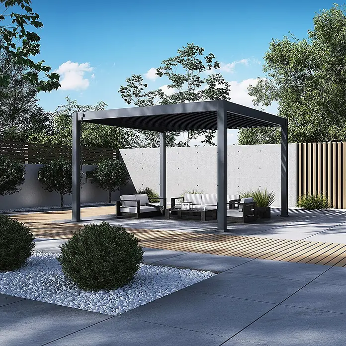 Weide Pergola Deluxe Plus freistehend Aluminium 4 x 4 m Anthrazit - B x T: 400 x 400 cm, Farbe Gestell: Sandpapier FinishAnthrazit / RAL Farbcode 7024, Aluminium - Dunkelgraue Pergola spendet Schatten über modernen Gartenmöbeln auf einer zeitgenössischen Terrasse.
