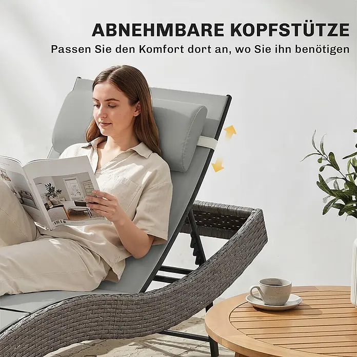 Outsunny Gartenliege - B x T: 61 x 198 cm, Hellgrau, Metall, Rückenlehne verstellbar - Frau entspannt auf einem grauen Outdoor-Liegestuhl mit geflochtenem Untergestell und verstellbarer, abnehmbarer Kopfstütze.