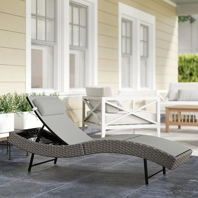 Outsunny Gartenliege - B x T: 61 x 198 cm, Hellgrau, Metall, Rückenlehne verstellbar - Eine graue Rattan-Gartenliege mit hellgrauen Polstern auf einer Terrasse.