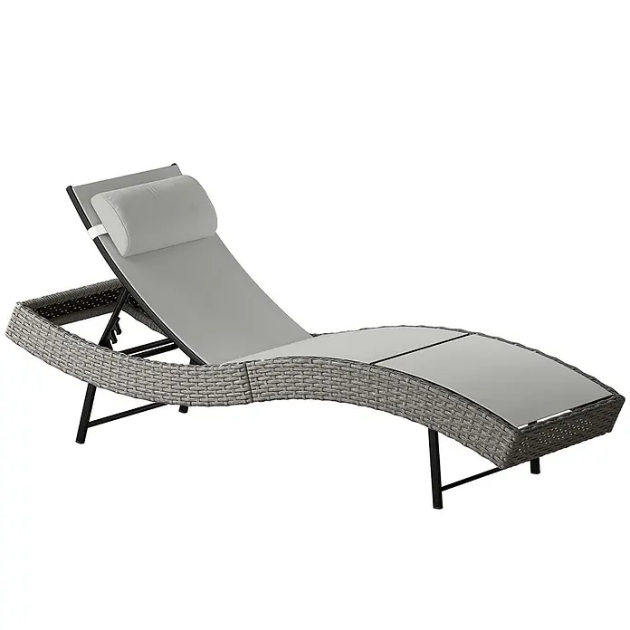 Outsunny Gartenliege - B x T: 61 x 198 cm, Hellgrau, Metall, Rückenlehne verstellbar - Graue Rattan-Chaiselongue mit verstellbarer Stoffauflage und Kopfkissen auf schwarzem Metallgestell.