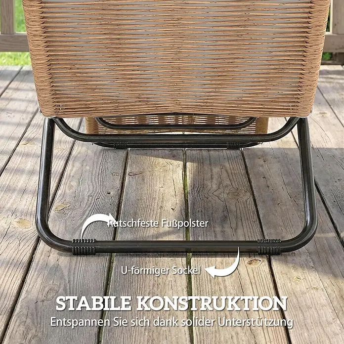 Outsunny Gartenliege - Cremeweiß, Stahl - Nahaufnahme des U-förmigen schwarzen Metallgestells eines Korbstuhls mit rutschfesten Polstern auf Holzterrasse, betont stabile Konstruktion.