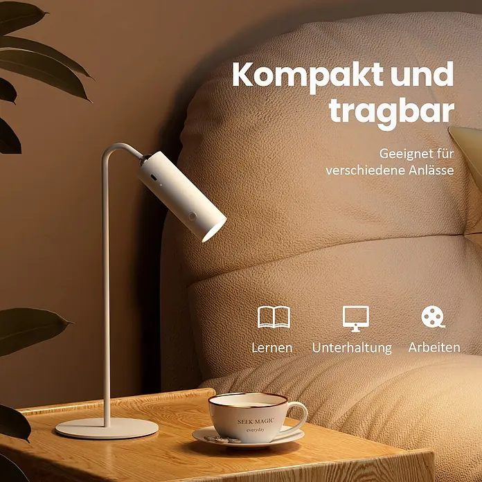 Emke LED-Tischleuchte -  - Weiße, moderne, tragbare Schreibtischlampe auf einem Holznachttisch. Bietet vielseitige Beleuchtung für Lernen, Arbeit oder Unterhaltung.