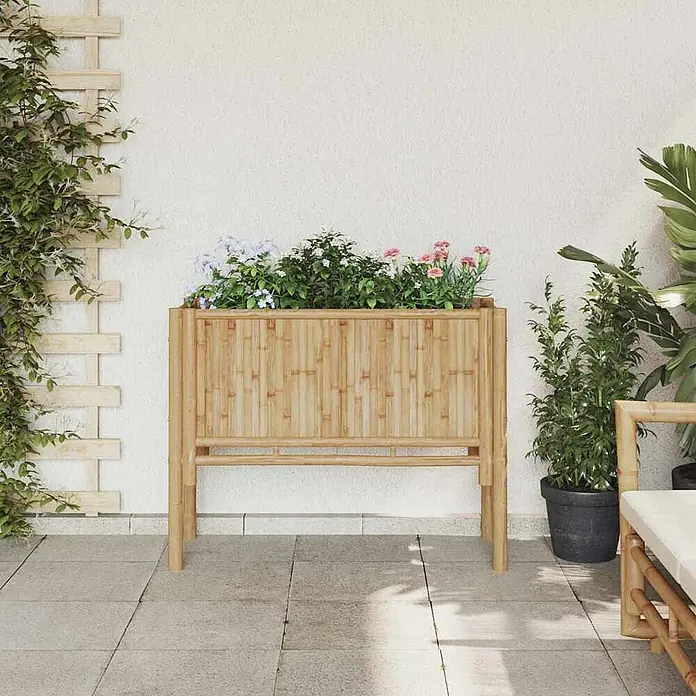 Furnicato Hochbeet - 90 x 35 x 70 cm, Naturmaterialien, Braun - Bambus Pflanzkasten mit bunten Blumen auf einer Terrasse.