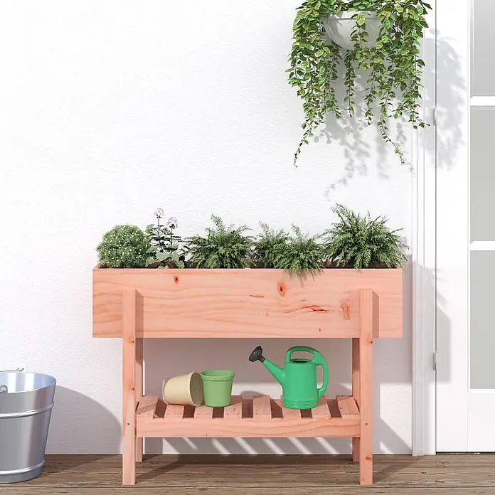 Furnicato Hochbeet - 30 x 101 x 69 cm, Holz, Natürliches Douglasie - Hochbeet aus hellem Holz mit Ablagefläche, bepflanzt mit Pflanzen und Gartengeräten.