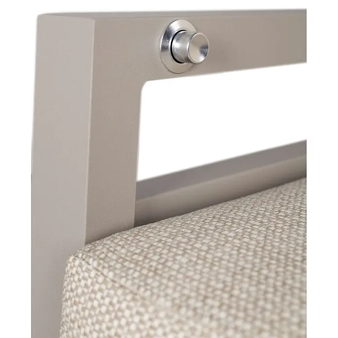 Bene Living Gartentisch-Set Sevilla Malaga Ivory - Gesamtumfang: 5 -tlg., Aluminium pulverbeschichtet, Textilene, Keramik, Ausziehbar - Hellgraues Metallmöbelgestell mit silbernem Druckknopf und beigem Webkissen.