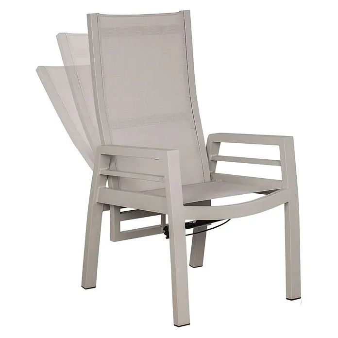 Bene Living Gartentisch-Set Sevilla Malaga Ivory - Gesamtumfang: 5 -tlg., Aluminium pulverbeschichtet, Textilene, Keramik, Ausziehbar - Hellgrauer, verstellbarer Outdoor-Sessel mit Netzstoff, zeigt mehrere Rückenpositionen.