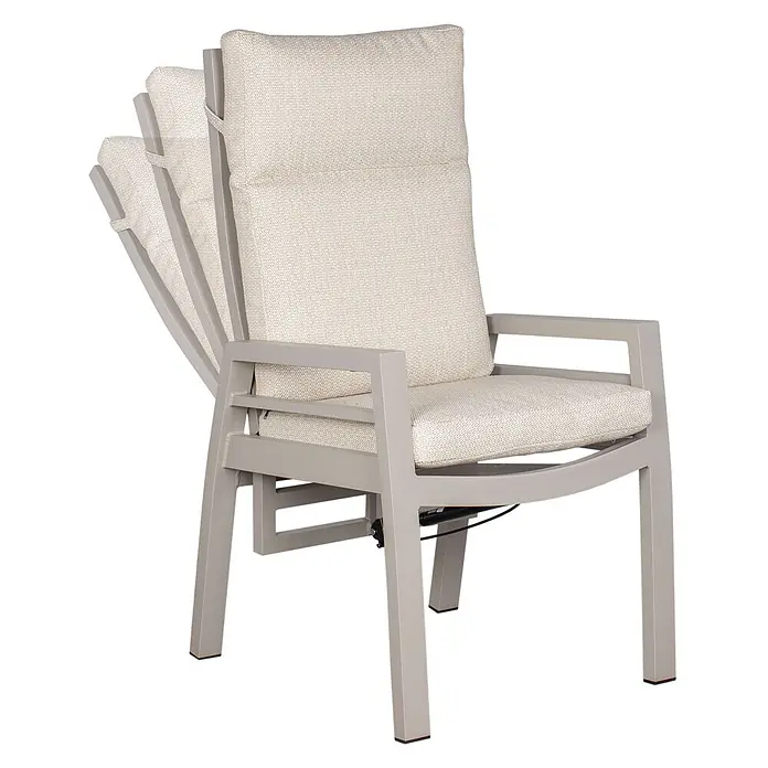 Bene Living Gartentisch-Set Sevilla Malaga Ivory - Gesamtumfang: 5 -tlg., Aluminium pulverbeschichtet, Textilene, Keramik, Ausziehbar - Relaxstuhl mit hellgrauem Gestell und hellbeigen Polstern, in mehreren Neigungspositionen dargestellt.