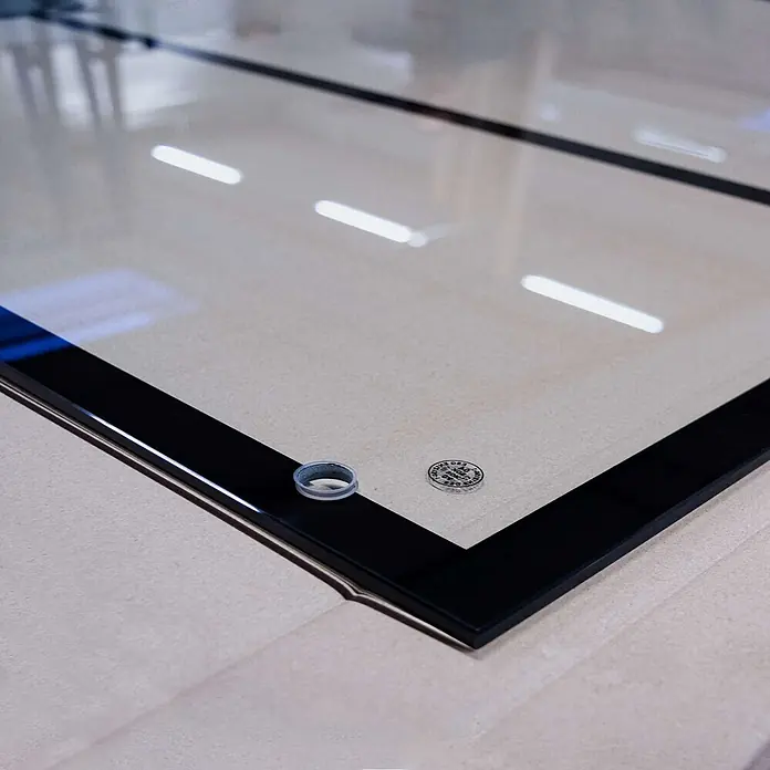 Inova Glasschiebetür Loft Komplettset ESG Klarglas1025 x 2200 mm 10 Felder mit Softclose - 1.025 x 2.200 mm, Klarglas - Großes klares Glaspaneel mit schwarzem Rand und Zertifizierungszeichen.