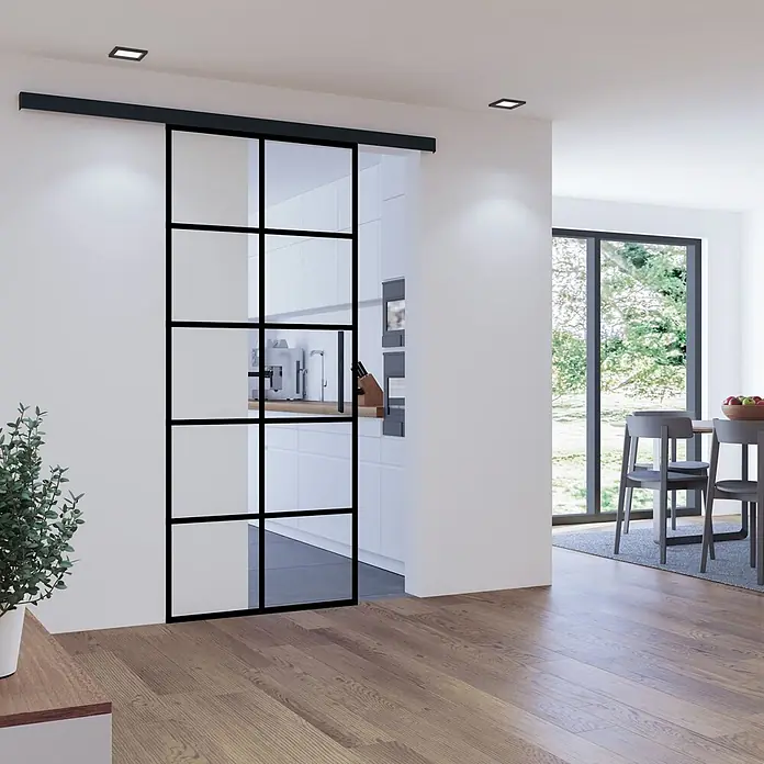 Inova Glasschiebetür Loft Komplettset ESG Klarglas1025 x 2200 mm 10 Felder mit Softclose - 1.025 x 2.200 mm, Klarglas - Schwarzgerahmte Glasschiebetür mit Laufschiene, die Küche und Essbereich trennt.