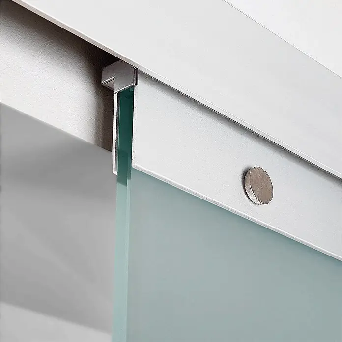 Inova Schiebetür-Komplettset Glasschiebetür ESG K teil satiniert 880 x 2035 mm mit Softclose - 880 x 2.035 mm - Nahaufnahme eines Schiebetürsystems mit Milchglasplatte, silberner Aluminiumschiene und rundem Metallstopper.