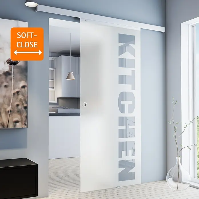 Inova Schiebetür-Komplettset Glasschiebetür ESG K teil satiniert 880 x 2035 mm mit Softclose - 880 x 2.035 mm - Moderne satinierte Glasschiebetür mit "KITCHEN"-Aufschrift und Soft-Close-Mechanismus in einem Zuhause.