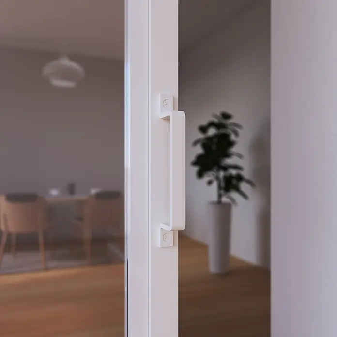 Inova Glasschiebetür Loft Komplettset ESG Klarglas 900 x 2150 mm 3 Felder mit Softclose - 900 x 2.150 mm, Klarglas - Weißer, minimalistischer Griff mit Kreuzschlitzschraube, an einer Tür montiert, vor unscharfem Raumhintergrund.