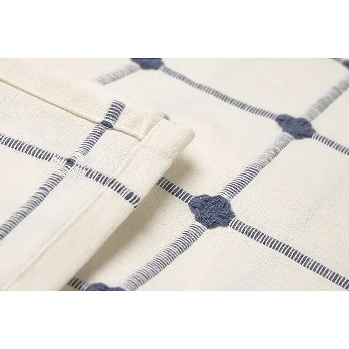 Colcha Edna - 260 x 240 cm, 65% algodón y 35% poliéster, Blanco - Textil tejido color crema con líneas a cuadros azules y nudos azules en relieve en las intersecciones.