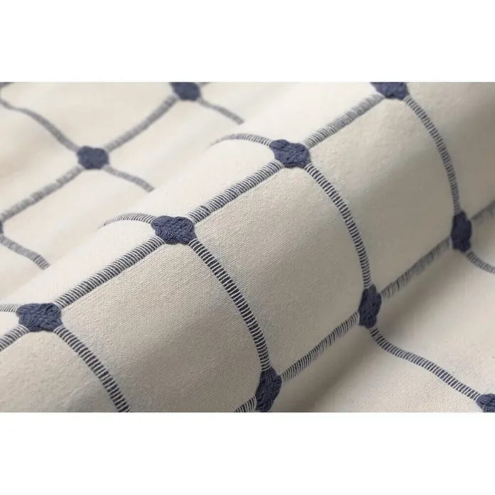 Colcha Edna - 260 x 240 cm, 65% algodón y 35% poliéster, Blanco - Tela crema con patrón de cuadrícula azul texturizado y nudos en relieve, drapeada.