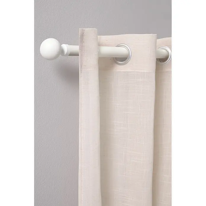 Visillo para ventana Antary - An x Al: 140 x 260 cm, Taupe - Cortina de lino claro con ojales plateados colgada en una barra de cortina blanca con remate esférico.