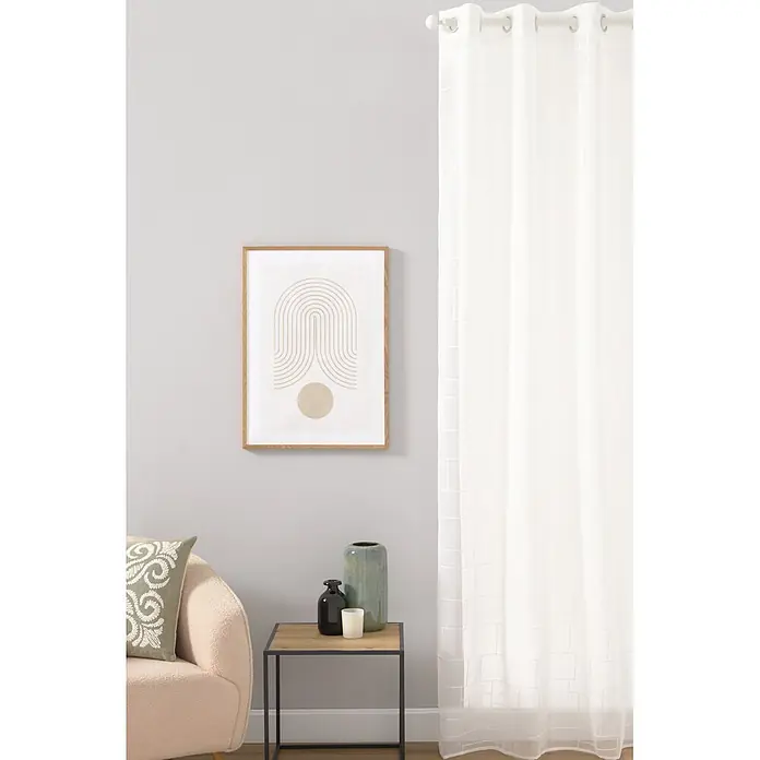 Visillo para ventana Arkala - An x Al: 140 x 260 cm, Blanco - Cortina visillo blanca con patrón a cuadros sutil, colgada de una barra con ojales en un espacio de sala moderno.