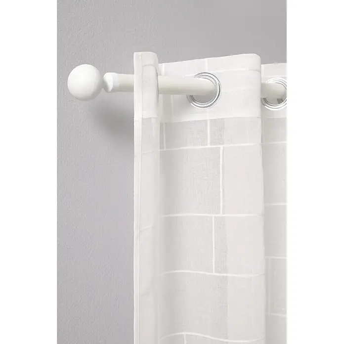 Visillo para ventana Arkala - An x Al: 140 x 260 cm, Blanco - Cortina visillo blanca con patrón de cuadrícula en una barra de ollaos blanca con remate esférico.